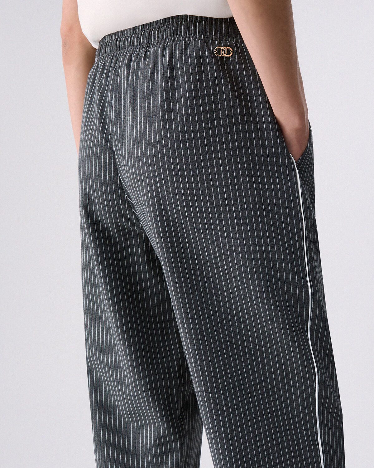 Pantaloni gessati con inserto in pizzo – foto 4