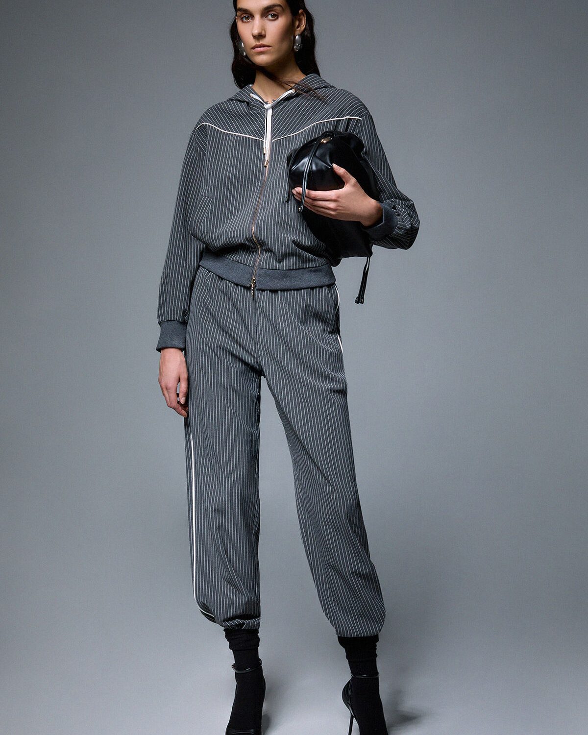 Pantaloni gessati con inserto in pizzo – foto 6