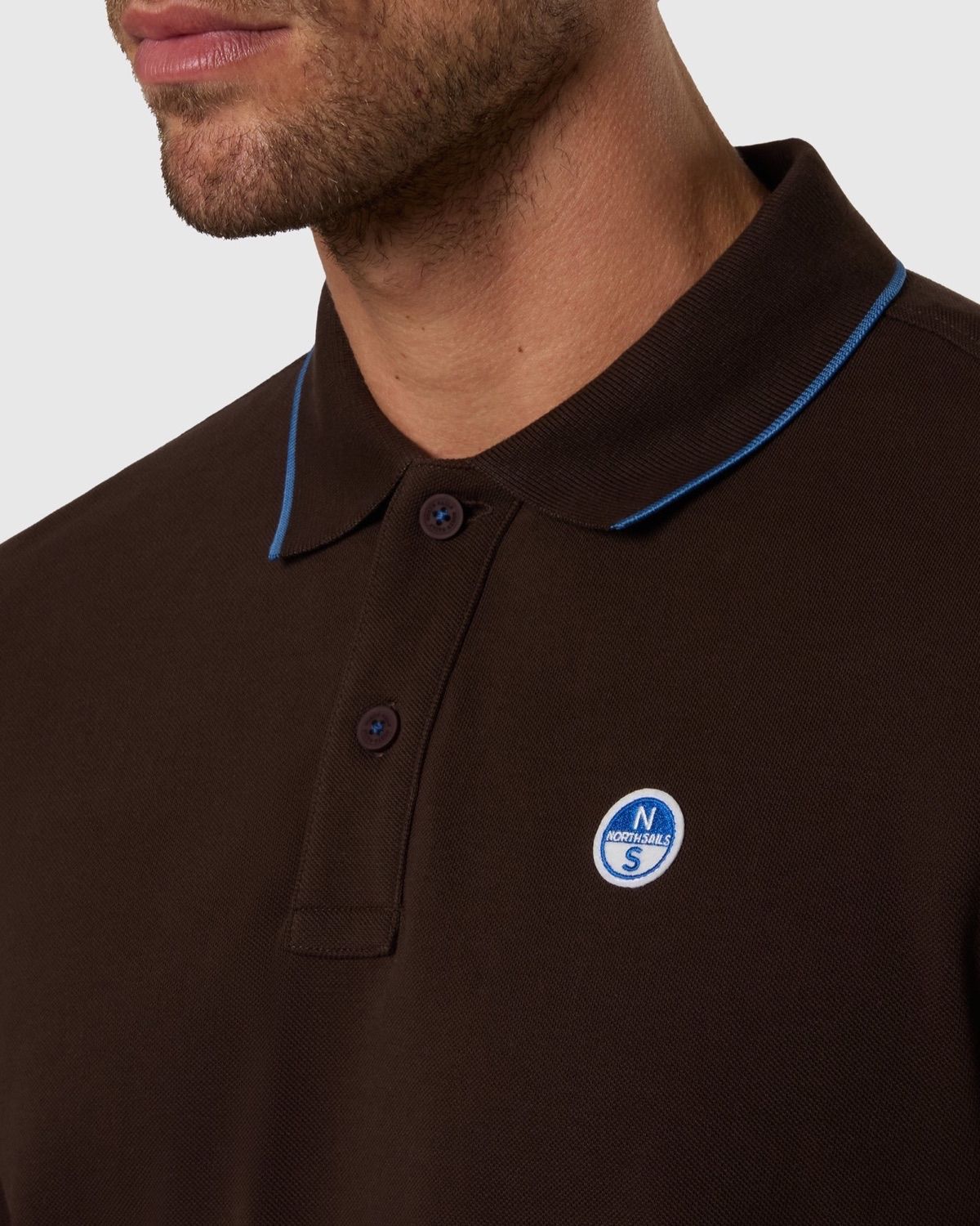 Polo a maniche lunghe con patch logo marrone scuro – foto 4